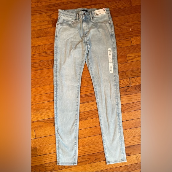Uniqlo Ultra Stretch Skinny-Fit Jeans NWT - Picture 1 of 2